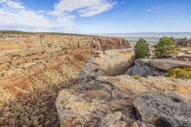 Colorado Ulusal Anıtı 'ndaki Cold Shivers Point' ten görülen Colorado Nehri Vadisi 'ne doğru ilerleyen Kızıl Kanyon.