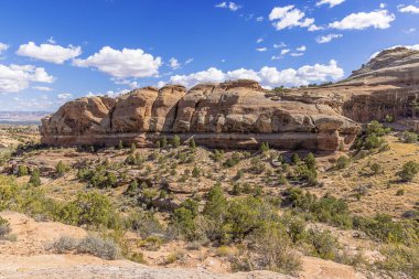 Colorado Ulusal Anıtı 'ndaki Şeytan' ın Mutfak Patikası boyunca kaya katmanlarının düzeltilmesi