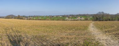 Blegny madeninin çevresindeki kırsal arazi manzarası. Tepeler, çayırlar ve köyler.