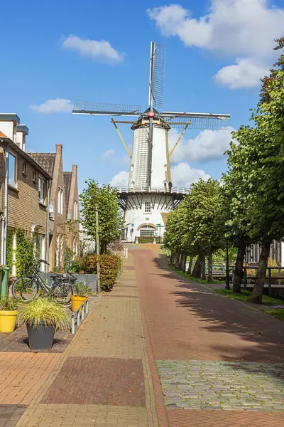 Willemstad 'da güneşli bir cadde. Arka planda yerel yel değirmeni Orangmolen var.