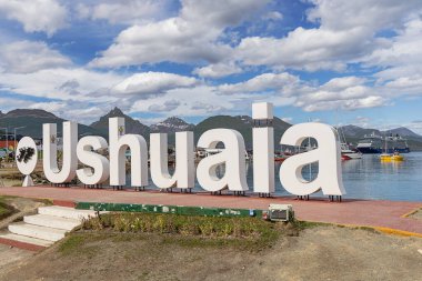 Editör: USHUAIA, ARGENTINA, 24 Ocak 2024 - Arka planda liman bulunan Ushuaia kentinin işareti