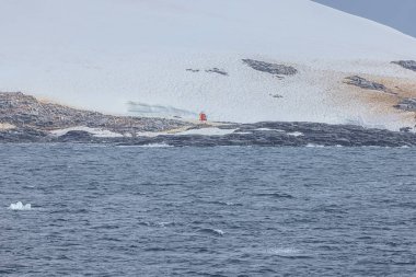 Lemaire ve Bryde Adası arasındaki Paradise Körfezi girişindeki feneri kapat.