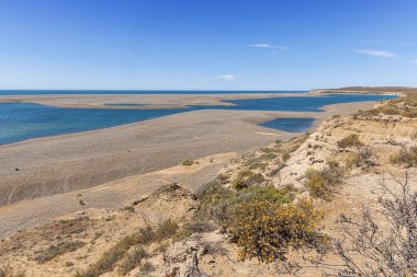 Valdes yarımadasının doğu kıyısındaki Punta Cero 'da kum tepeleri ve lagunalar.
