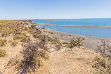 Punta Cero sahilindeki kum tepeleri ve çakıl taşları Valdes yarımadasının doğu kıyısında.