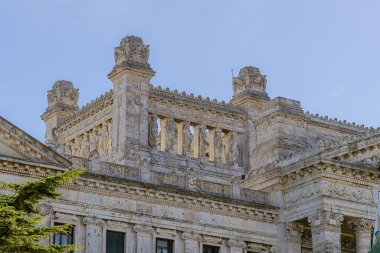 Montervideo 'nun merkezindeki Uruguay Yasama Sarayı' nın ön cephesindeki dekorasyonların ayrıntıları