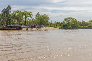 Buenos Aires yakınlarındaki Tigre Nehri deltasında doğaçlama bir sahil.