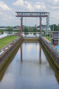 Önplanda Dendermonde nehri ve arkaplanda Scheldt nehri ile birlikte kilidin üzerinden görüntüle