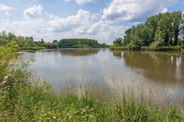 Dendermonde yakınlarındaki Scheldt, Antwerp ve Gent arasında bir tarım arazisinin ortasında.