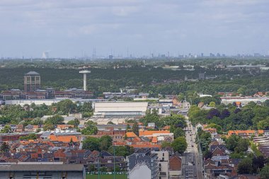 Yazı: MECHELEN, BELGIUM, 6 Temmuz 2024 - Mekke 'nin kuzeyindeki Walem belediyesi, ufukta Doel nükleer santrali ve St. Rumbold Katedrali' nden görülen Antwerp liman tesisleri