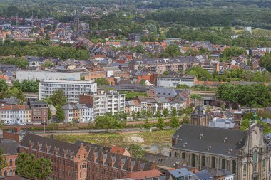 Yazı: MECHELEN, BELGIUM, 6 Temmuz 2024 - Mekke 'nin kuzeydoğusundaki Nekkerspoel Mahallesi, istasyonu ve Dyle St. Rumbold Katedrali' nden görüldü.