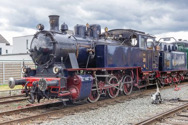 Editör: BAASRODE, BELGIUM, 7 Temmuz 2024 - Baasrode istasyonunda parlayan buhar makinesi Scheldeland buharlı etkinliğinde görüldü