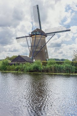 Kinderdijk çevresindeki su baskınlarına karşı korunmak için kulubesi olan bir yel değirmeninin arkası.
