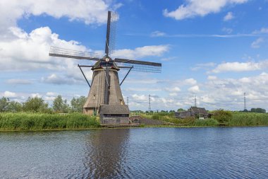 1740 yılından kalma bir yel değirmeni. Küçük bir köprü ve Kinderdijk çevresindeki alçak arazileri sele karşı koruyacak bir kulübe.