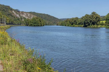 Dinant 'ın kuzeyindeki Meuse manzarası güzel, sol kıyıdan görülüyor.