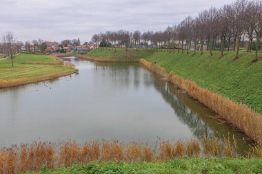 Hendeği Binnenest denilen, Hulst 'u kuşatan antik şehir duvarının bir parçası.