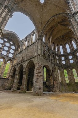 Kilisedeki tapınak ve geçiş 1796 'da terk edilmiş bir manastırın kalıntıları olan Villers Manastırı' nın kalıntıları.