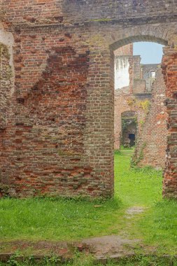 1796 'da terk edilmiş bir manastırın kalıntıları Villers Manastırı' nın yıkıntıları arasında bir yol bulunuyordu.