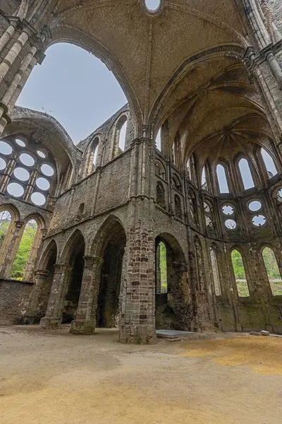 Kilisedeki tapınak ve geçiş 1796 'da terk edilmiş bir manastırın kalıntıları olan Villers Manastırı' nın kalıntıları.