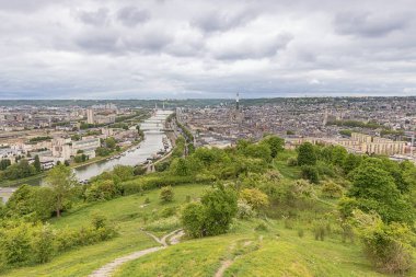 Sen Nehri 'nin ortasındaki Rouenwith Lacroix Adası' na ve Saint Catherine bakış açısına göre sağdaki eski şehre bakın.