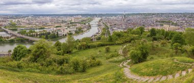 Rouen üzerinde panoramik manzara, Lacroix Adası ile Seine 'in ortasında ve sağdaki eski şehir, Saint Catherine bakış açısından görülüyor.
