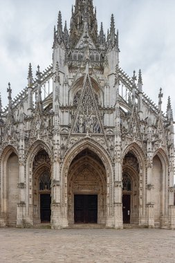 Barthelemy Meydanı 'ndaki Rouen' deki Saint Maclou Kilisesi 'nin cephesi.