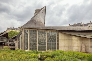 Antik pazar meydanındaki St. Joan of Arc Kilisesi 'nin yan görüntüsü. Plaket, kazığa geçirilen Jeanne d 'Arc' ın anısına.