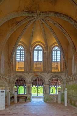Saint-Martin-de-Boscherville 'deki Saint-Georges Manastırı Bölüm Evi' ne bakın. Normandiya 'da Rouen yakınlarında bir manastır.