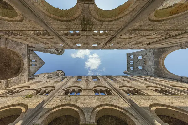 Jumieges Manastırı 'nın yıkılmış kilisesine dikey olarak bakıyorum.
