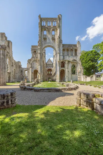 Kilisenin üstünde çatısı olmayan Jumieges Manastırı 'na bakın.