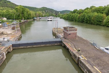 Rouen yakınlarındaki Seine 'deki Amfreville-sou-les-Monts' un kilitlerine yaklaşıyoruz.