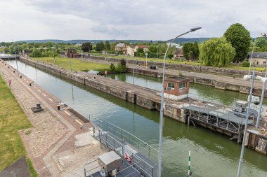 Lagre ve Amfreville-sous-les-Monts 'un küçük kilidi Rouen yakınlarında Seine' deki üst geçitten görüldü.