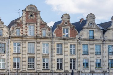 Flaman barok tarzında cepheli görkemli malikaneleri olan Grand Place veya Main Square of Arras