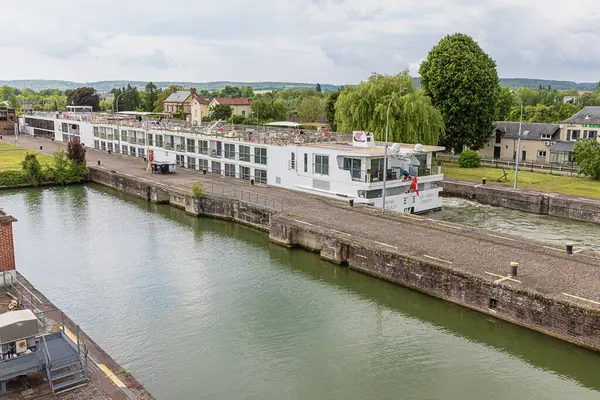 Editör: AMFREVILLE-SOUS-LES-MONTS, EURE, FRANCE, 8 Mayıs 2025 - Amfreville-sous-les-Monts 'ın kilitlerine manevra yapan büyük nehir yolcu gemisi,