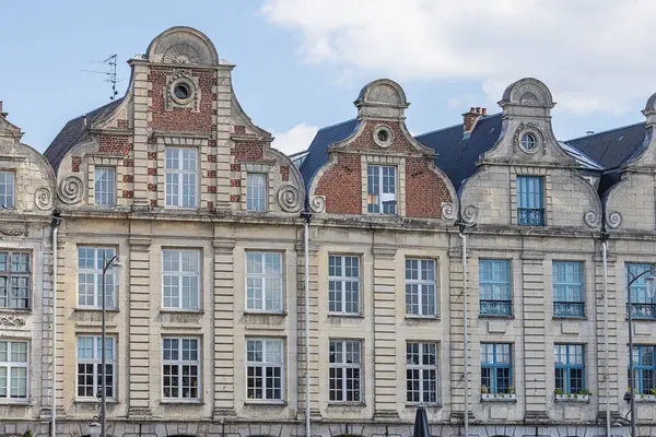 Flaman barok tarzında cepheli görkemli malikaneleri olan Grand Place veya Main Square of Arras