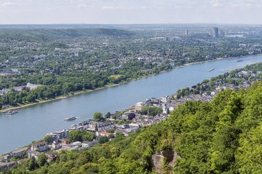 Editör: BAD HONNEF, NORTH RHINE-WESTPHALIA, GERMANY, 30 Mayıs 2025 - Konigswinter ile Rhine bu tarafta ve Bad Godesberg uzak tarafta, Drachenfels 'ten görüldü
