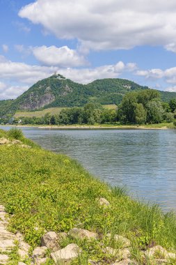 Siebengebirge ve Drachenfels, Bad Honnef 'teki Grafenwerth Adası' ndan görülmüşler.