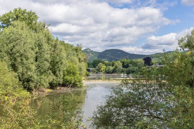 Grafenwerth Adası 'na Drachenfels ya da Dragon' s Rock 'ın arka plandaki bir tepenin üzerinde, Ren' in yan silahıyla giriş.