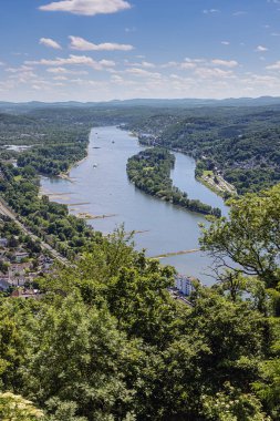 Bad Honnef, Grafenwerth Adası ve Nonnenwerth Adası önünde iki adası olan Rhine, Drachenfels adasından görüldü.