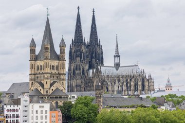 Büyük St. Martin Kilisesi 'nin yakınında Köln Katedrali var. Ren nehrinin sağ kıyısından görülüyor.
