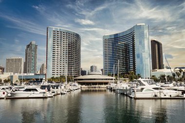 Güney Kaliforniya sahil cennetinin cazibesini bu büyüleyici San Diego liman gezisi fotoğrafıyla kucaklayın. Gemi ışıl ışıl sularda zarifçe dolaşırken, San Diego ikonu