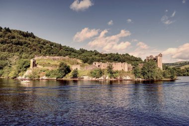 Urquhart Şatosu 'nun kalıntılarını anımsatan bu fotoğrafla tarihin yıllıklarına bir göz at. Loch Ness kıyılarında nöbet tutan bir nöbetçi gibi dur. Erken ortaçağ tahkimatları ve tarihleri üzerine inşa edilmiş.