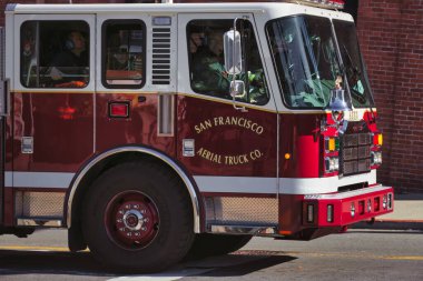 Cesaretin ve kamu hizmetinin özünü bu çarpıcı San Francisco itfaiye aracı görüntüsüyle yakalayın. Simgesel kırmızı renginde görünen araç iyi donanımlı ve tepki vermeye hazır.