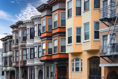 San Francisco 'nun canlı özünü, mavi bulutlu bir gökyüzünün arka planına kurulmuş renkli dairelerin göz alıcı fotoğrafıyla yakalayın. Renk ve mimarinin etkileşimi,