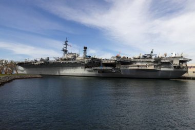 USS Midway Müzesi 'nin büyüleyici fotoğrafı San Diego, California' daki Navy Pier 'da. Tarihi bir uçak gemisi müzeye dönüştüğünde USS Midway bir dizi askeri sergi sergiliyor.