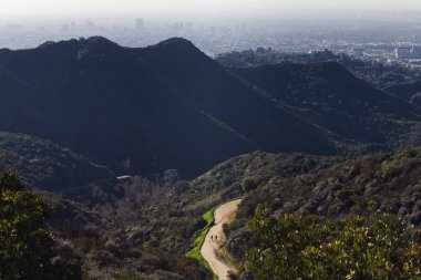 Sakin ve büyüleyici bir fotoğraf Los Angeles sabahının sakin güzelliğini yansıtıyor. Güneş doğarken, ılık parıltısı şehri nazikçe ışığa boğuyor. Önde, zarif bir...