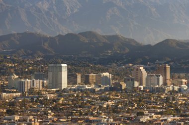 Dünyaca ünlü Hollywood tabelasının büyüleyici görüntüsünü gösteren büyüleyici bir fotoğraf, Hollywood, Los Angeles, California 'nın tepesinde duran kalıcı bir Amerikan simgesi ve kültürel ikonu.