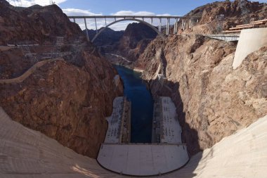 Hoover Barajı, bir ikonik beton kemer yerçekimi barajı, insan yaratıcılığının bir kanıtı olarak duruyor. Güçlü jeneratörleri Nevada, Arizona ve Kaliforniya 'ya elektrik sağlarken aynı zamanda 7 milyon da çekiyor.