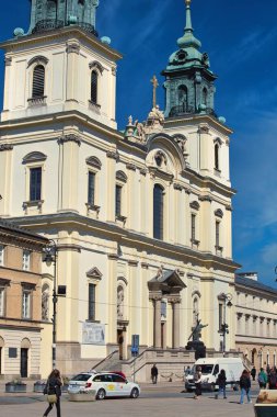 Varşova 'nın en eski ve simgesel kiliselerinden biri olan St. Anne Kilisesi' nin güzel bir manzarası. Kilisenin çarpıcı Barok mimarisi şehrin göbeğinde, ünlü Kopernik 'in yanında duruyor.