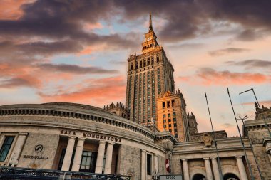Polonya 'nın Varşova kentindeki Kültür ve Bilim Sarayı' nın gün batımında çekilmiş çarpıcı bir görüntüsü. Savaş sonrası mimarinin bir sembolü olan yüksek yapı etkileyici tasarımıyla ufuk çizgisine hükmediyor.