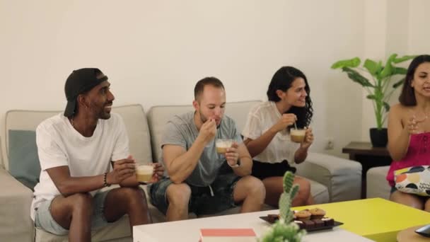 Filmik Uśmiechniętą Latynoską Pijącą Kawę Patrzącą Jak Przyjaciel Prosi Więcej — Wideo stockowe